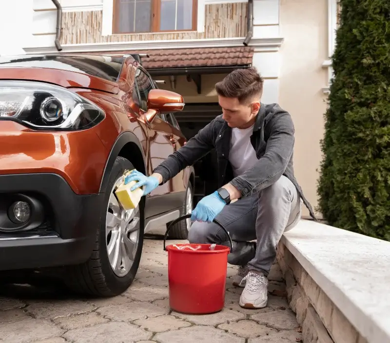 Lavage auto à domicile Saint-Hilaire-la-Gravelle : professionnel intervenant sur un véhicule